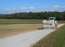 traitement du sol en place phase d'épandage d'un liant routier 