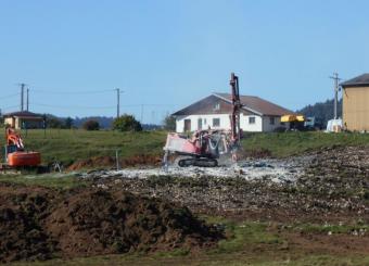 Décapage terre végétale début travaux de minage dans terrain rocheux 