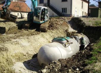 Mise en place sable pour enrobage des fosses avant remblaiements