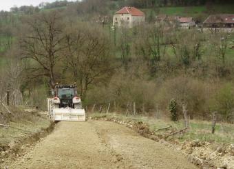 Rénovation d'un chemin rural phase de malaxage après concassage et épandage du liant routier 