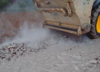 Epandage liant routier sur matériaux du sol en place après scarification et concassage 