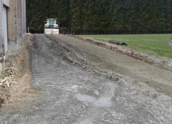 Traitement des abords d'un batiment opération de malaxage après épandage du liant routier 