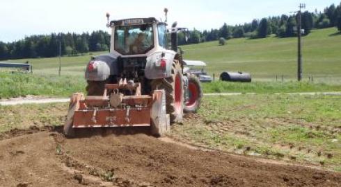 Broyage pierres pour préparation avant semis