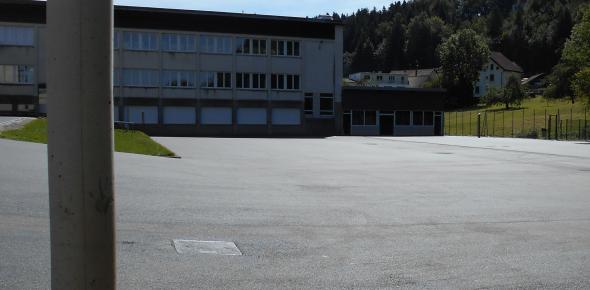 Vue de la cour du collège après pose de l'enrobé 