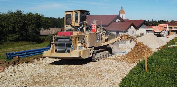 Début des travaux canalisations utilisation trancheuse 