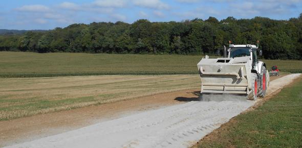 traitement du sol en place phase d'épandage d'un liant routier 
